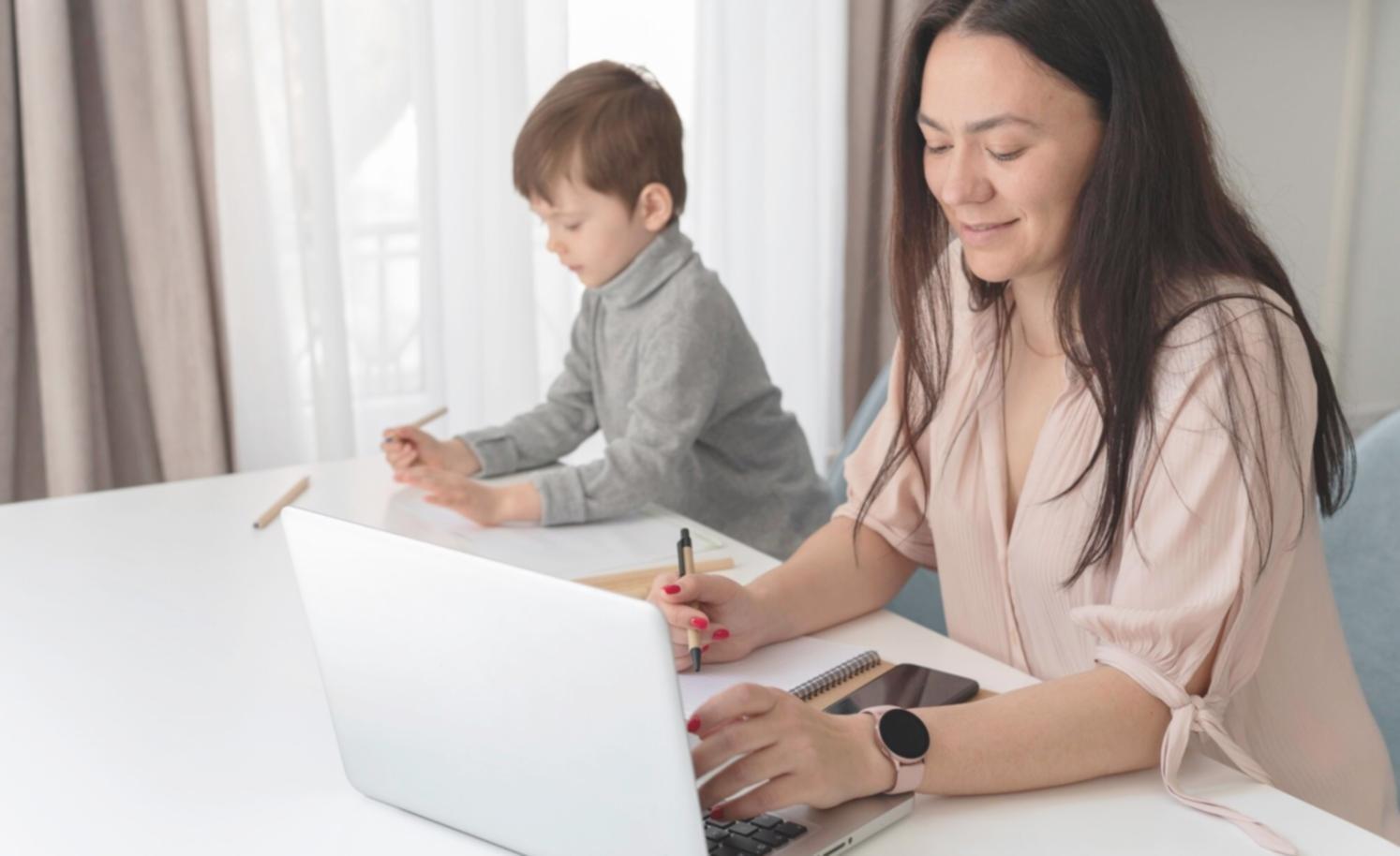 Teilnehmer beim gemeinsamen Lernen in entspannter Atmosphäre